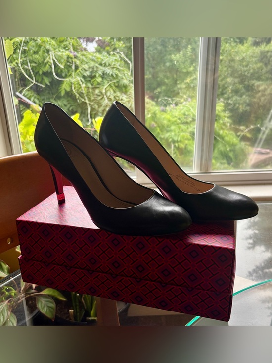 Tory Burch Shoes - Tory Burch Black Leather Pumps Gold Hardware Heel Size 8.5M
